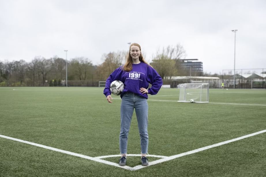 Ann Haakman op het voetbalveld