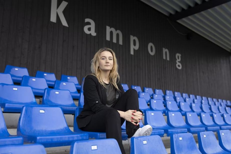 Sanne Quarles van Ufford op de tribune van Kampong