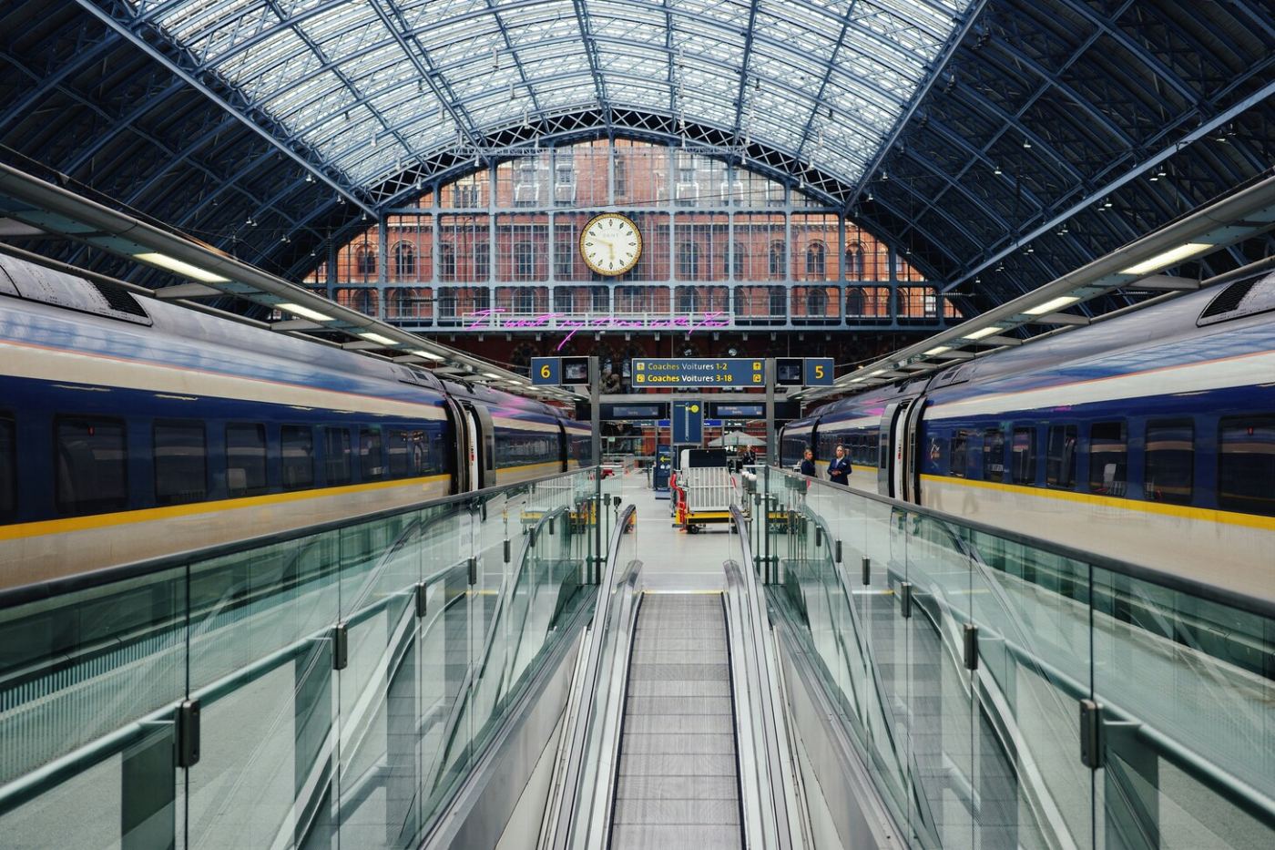 Eurostar-treinen onder de overkapping van station St Pancras in Londen