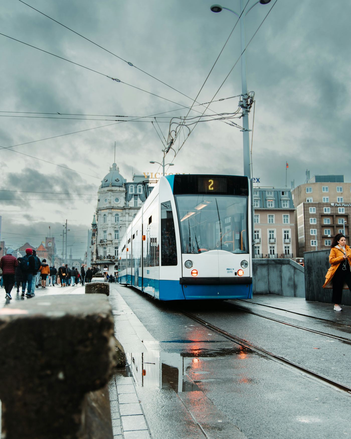 Een tram op een brug in Amsterdam op een regenachtige dag